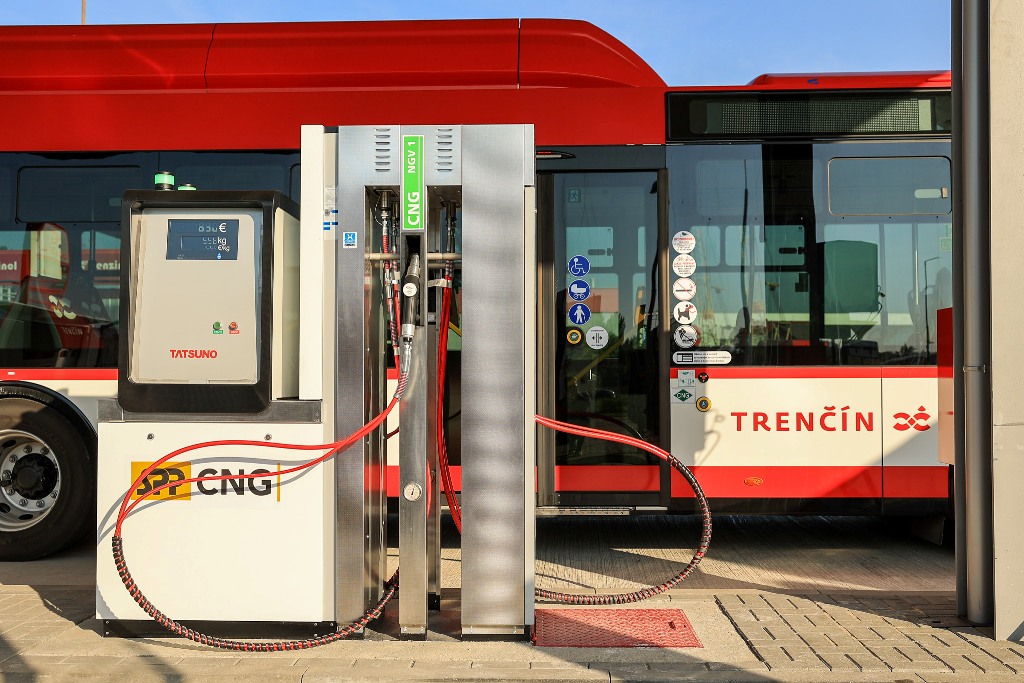 Otvorili ďalšiu plničku CNG, poslúži aj pre mestské autobusy